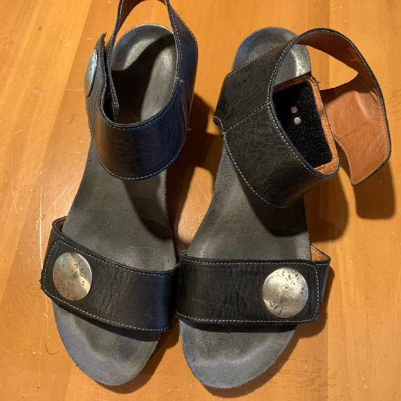 taos tribute sandals